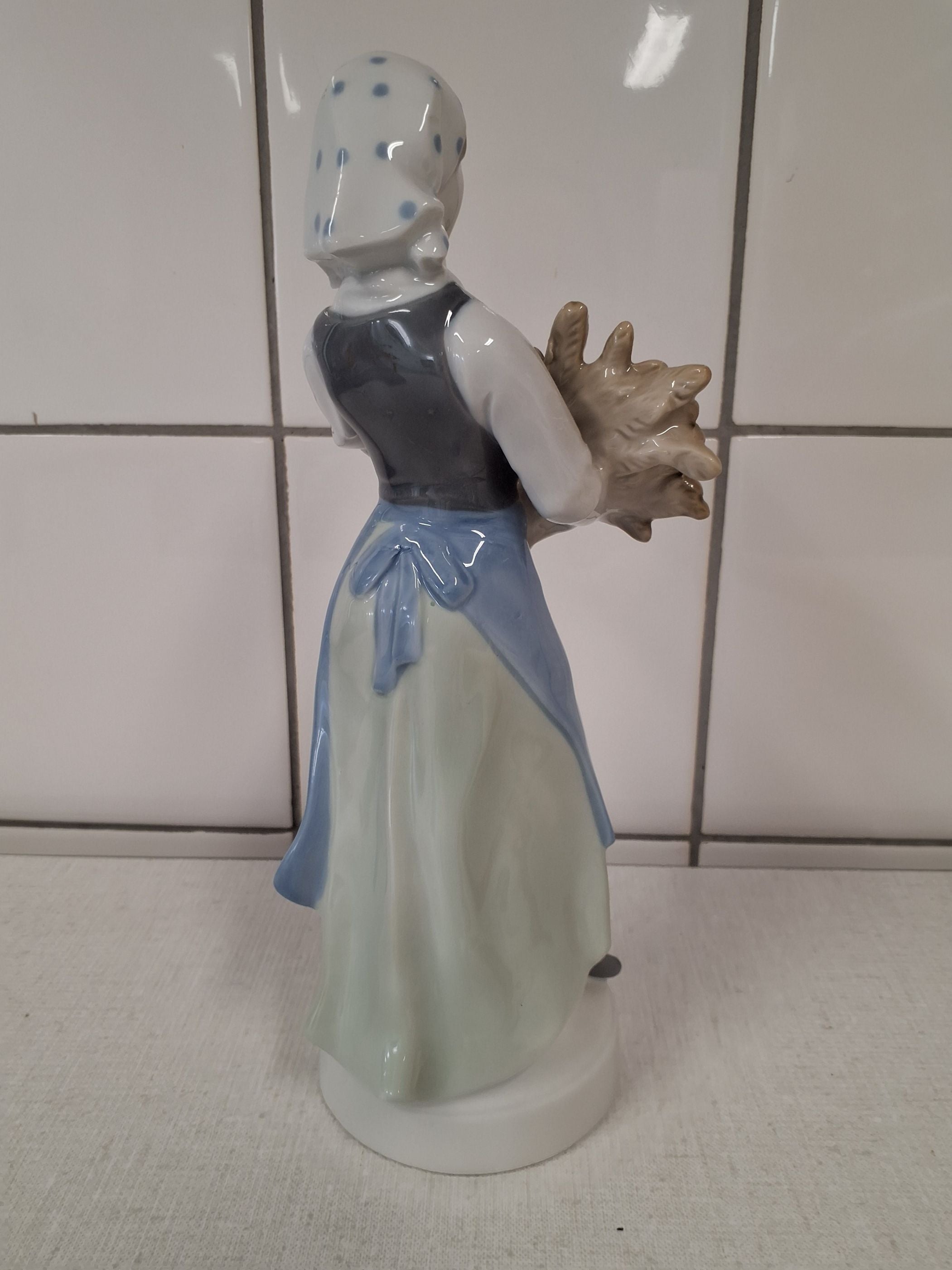 Lippelsdorf figur - kvinde med neg